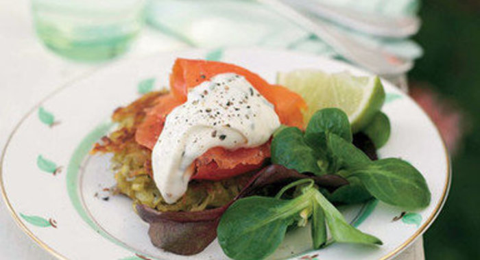 Копченая форель на картофельной лепешке со шнитт-луком, сметаной и хреном