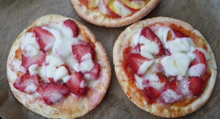 Пицца с клубникой на пите