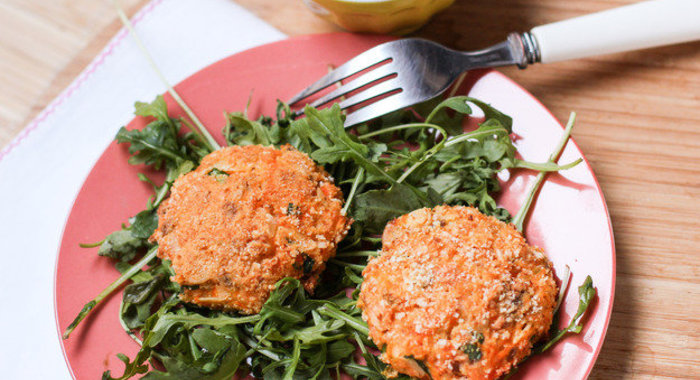 Оладьи из лосося с морковью и миндалем