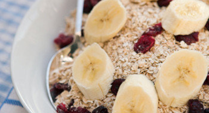Быстрая овсянка с ягодами и бананами
