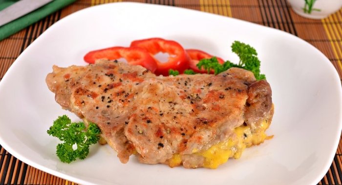 Стейк из свинины с сыром в микроволновке