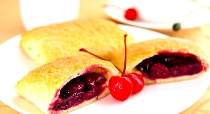 Слоеные пирожки с вишней