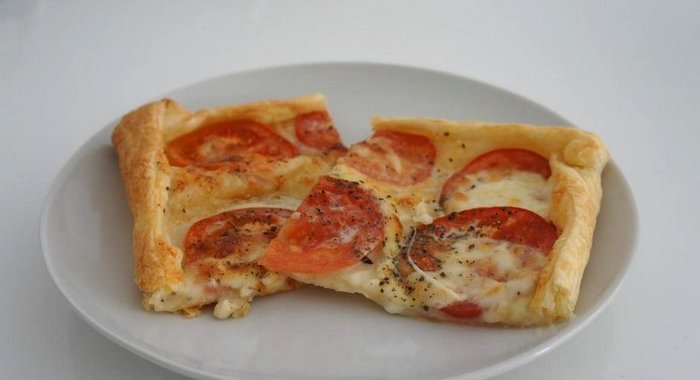 Очень быстрый и вкусный пирог с сыром и томатами
