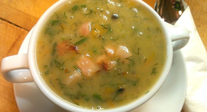 Гороховый суп с копчеными ребрами и беконом