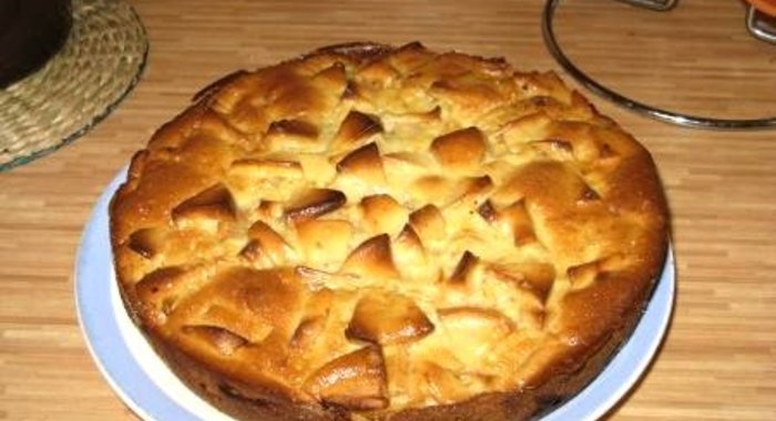 Шарлотка со сметаной и яблоками