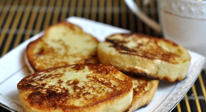 Гренки с яйцом на сковороде