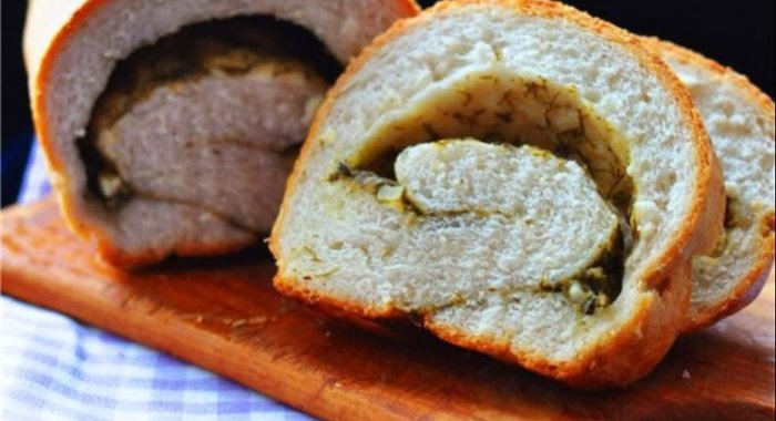 Чесночный хлеб-рулет