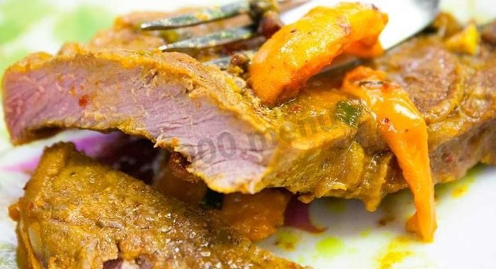 Стейк из говядины с абрикосовыми дольками