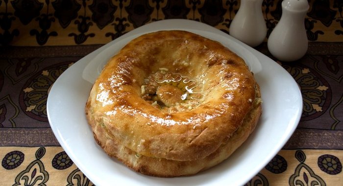 Толстый лаваш с сыром и бужениной