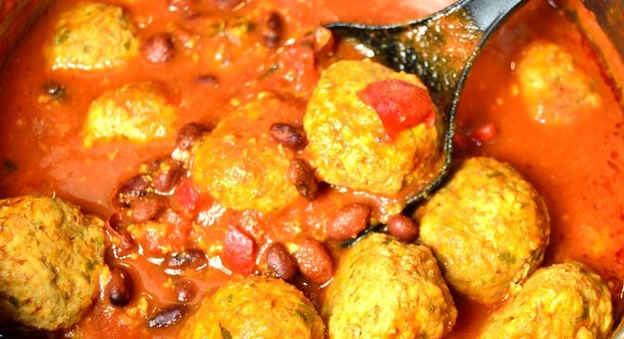 Диетические фрикадельки с фасолью в томатном соусе