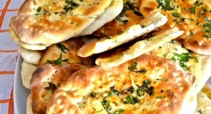 Лепешки с чесноком и зеленью
