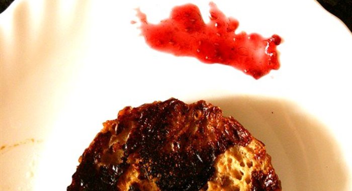 Зерновые гренки с малиновым джемом