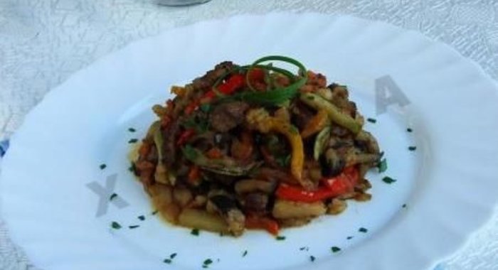Овощное рагу: кабачки тушеные с мясом и картошкой