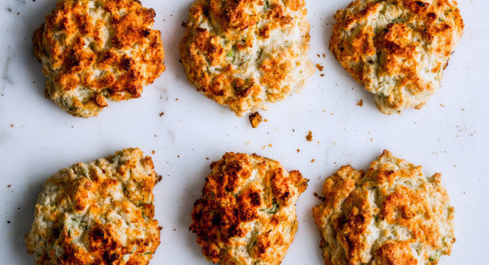 Печенье со сметаной и зеленым луком