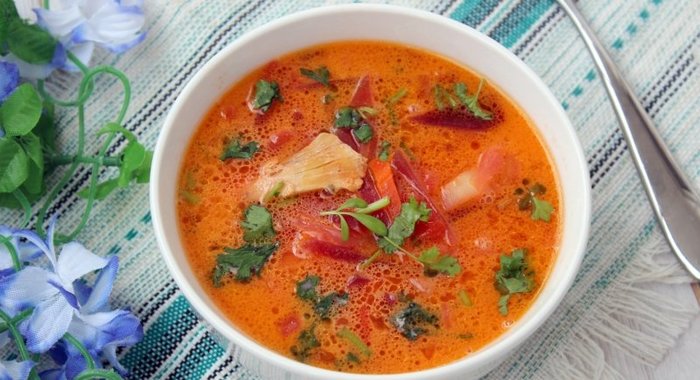 Борщ со сметаной на курином бульоне