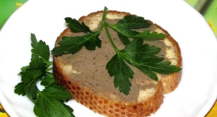 Бутерброды с паштетом из печени