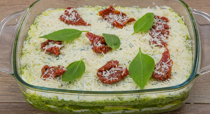 Овощная лазанья из цукини с рикоттой и соусом песто