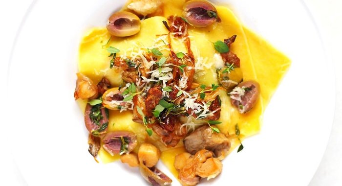 Открытая лазанья с белыми грибами и оливками