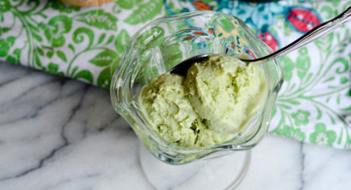 Йогуртовое мороженое с авокадо и огурцом