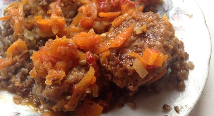 Фрикадельки с овощным рагу