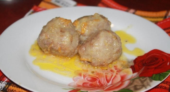 Говяжьи тефтели с жареным луком