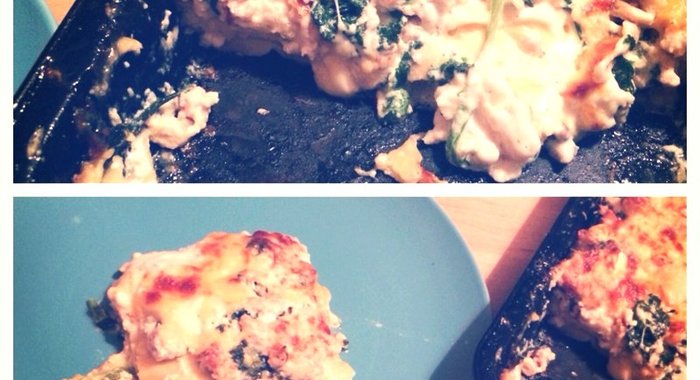 Румяная лазанья со шпинатом и курицей под соусом бешамель