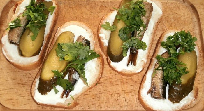 Бутерброды со шпротами и соленым огурцом