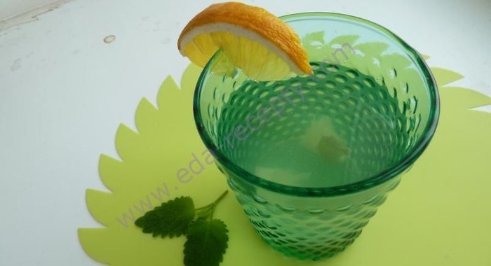 Напиток лимонад из мяты и лимона