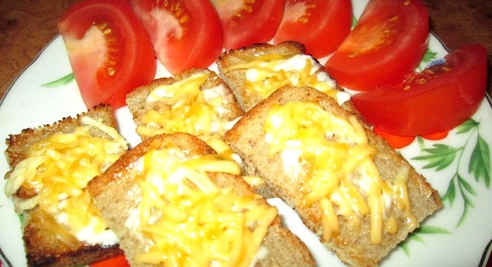Гренки с чесноком и сыром