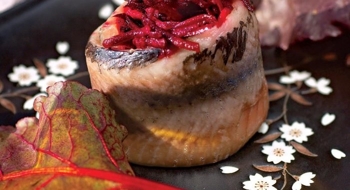Рулеты из сельди со свекольной начинкой
