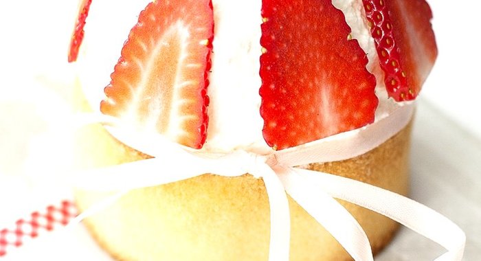 Ванильный пасхальный кулич с ягодами