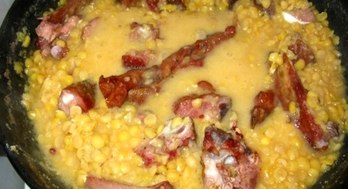Гороховая каша с копчеными ребрышками