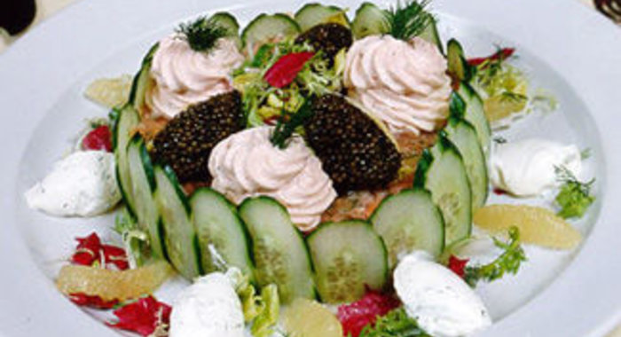 Маринованный лосось по-английски, украшенный муссом из копченого лосося и черной икрой