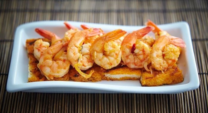 Креветки с чесночными гренками