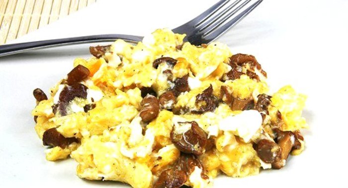 Омлет с белыми грибами, сыром грюйер и эстрагоном