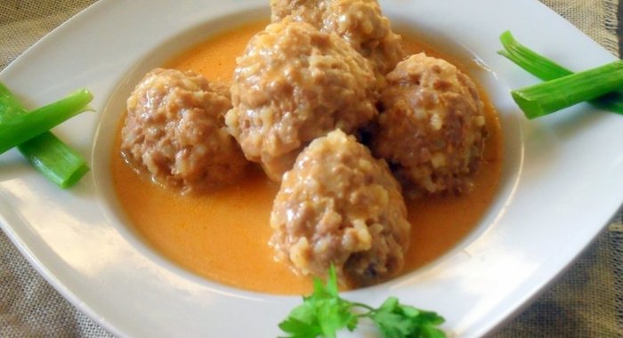 Тефтели ёжики в сметанно-томатном соусе