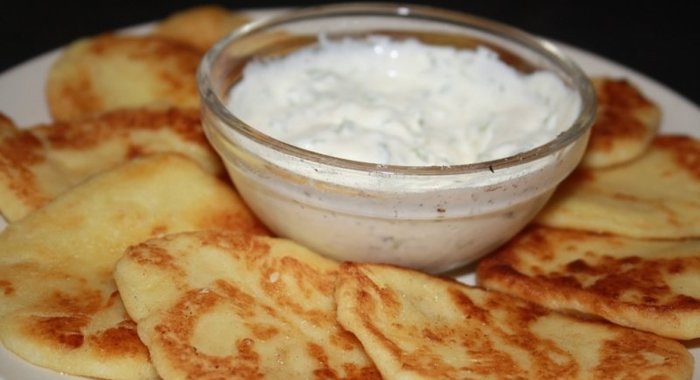 Картофельные лепешки со сметанным соусом