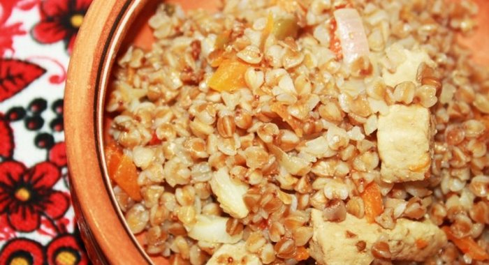 Гречневая каша со свининой и овощами