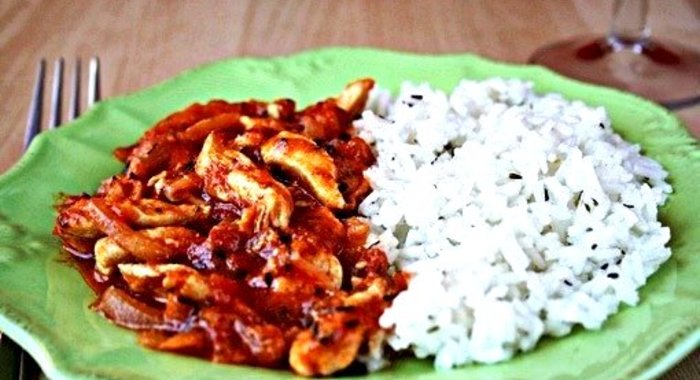 Куриное рагу с помидорами и луком