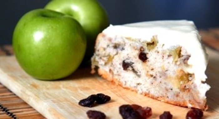Шарлотка с орехами и яблоками