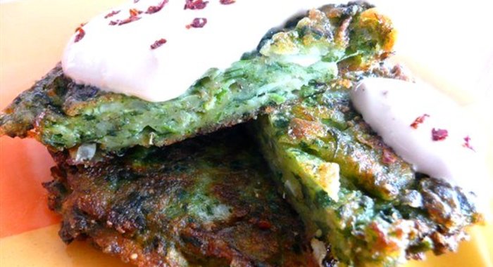 Оладьи из картофеля, кабачков и шпината