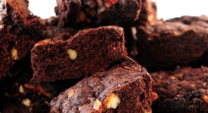 Шоколадные пирожные с грецким орехом