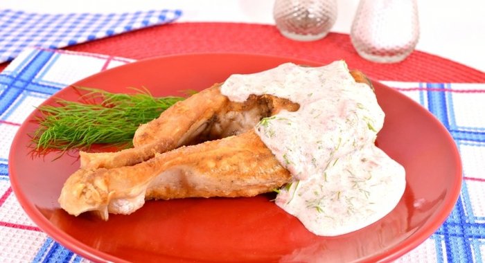 Жареные стейки толстолоба со сметанно-томатным соусом