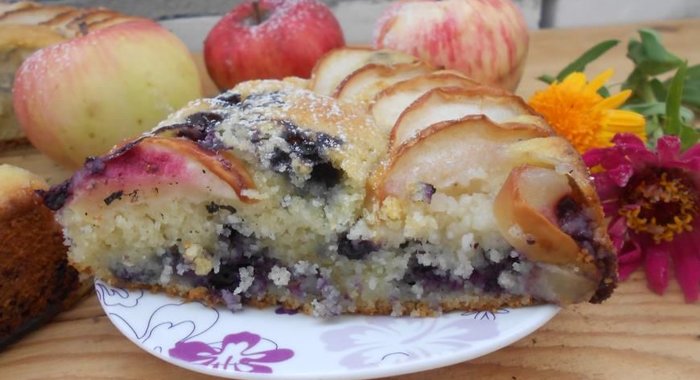 Чернично-яблочная шарлотка