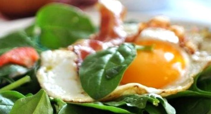 Яичница с колбасками и рукколой