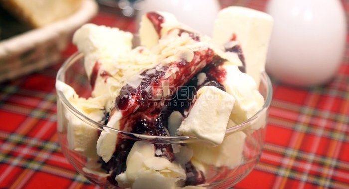 Мороженое с брусничным джемом