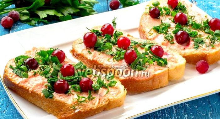 Бутерброды с икрой мойвы, клюквой и зеленью
