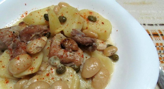 Мясное рагу с фасолью и каперсами в сметанном соусе