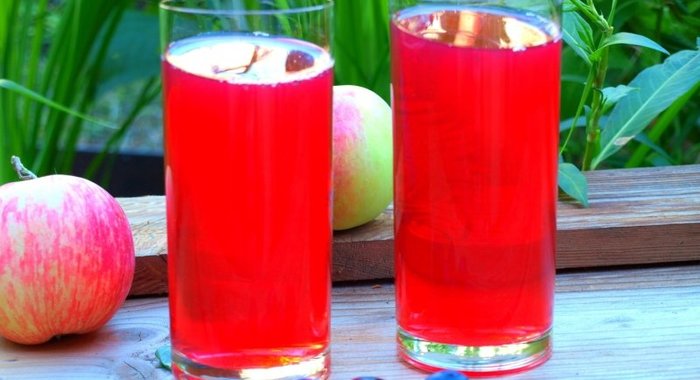 Компот из тёрна, яблок и ежевики с мятой и лимоном