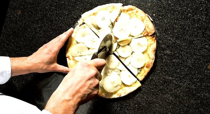 Пицца с сыром и грушей